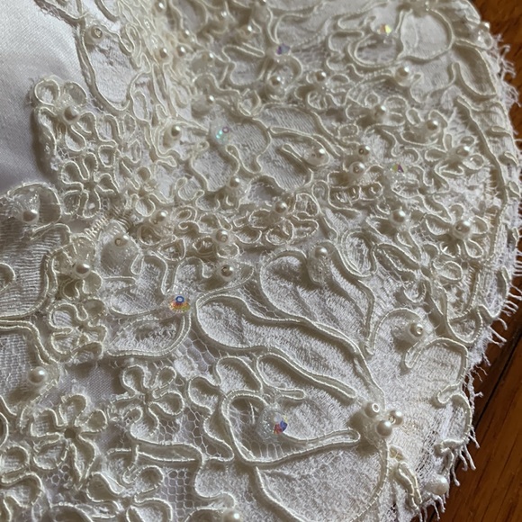 Gorgeous Victorian style wedding gown and hat/veil - Picture 4 of 12